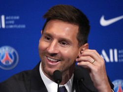 Lionel Messi tak bisa menutup rasa bahagianya usai bergabung dengan Paris Saint-Germain. Messi berjanji meraih trofi sebanyak mungkin bersama Les Parisiens. (Foto: Francois Mori/AP)