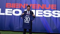 Lionel Messi resmi diperkenalkan sebagai pemain baru Paris Saint-Germain pada Rabu (11/8/2021) waktu setempat, sehari setelah resmi diumumkan berhasil digaet. Striker 34 tahun itu dikontrak selama dua tahun, setelah akhir pekan lalu mengumumkan tidak bakal lanjut di Barcelona. (Foto: Francois Mori/AP)