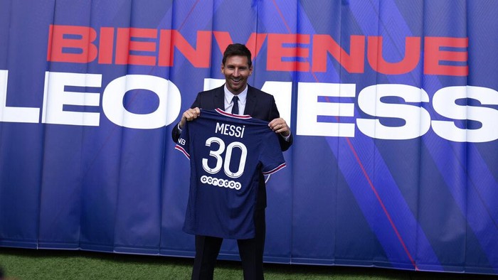Bergabungnya Lionel Messi ke PSG menjadi perhatian dunia. Patung lilin Messi di Jerman pun berganti baju dari jersey Barcelona ke jersey PSG.
