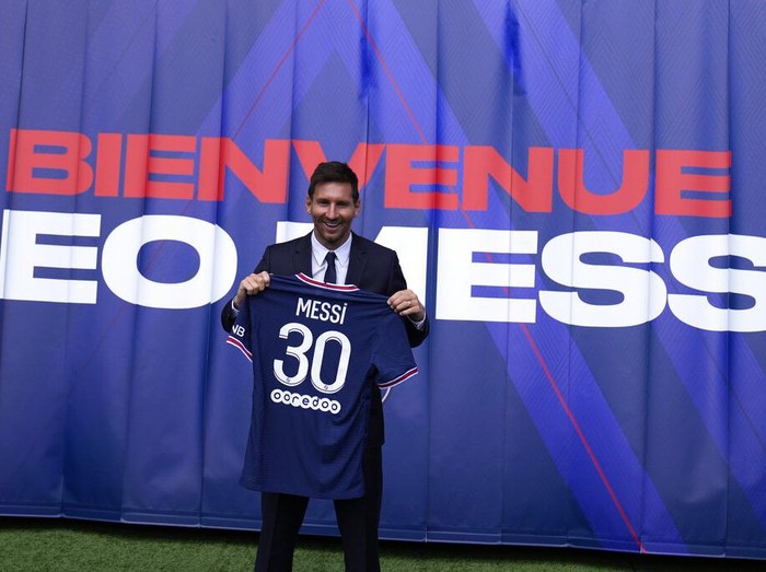 Bergabungnya Lionel Messi ke PSG menjadi perhatian dunia. Patung lilin Messi di Jerman pun berganti baju dari jersey Barcelona ke jersey PSG.