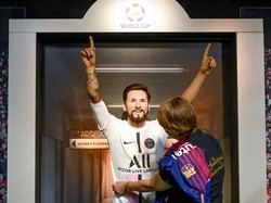 Patung lilin Lionel Messi di Madame Tussauds, Berlin, Jerman, juga berganti jersey dari sebelumnya jersey Barcelona menjadi jersey Paris Saint-Germain (PSG). (Foto: Britta Pedersen/dpa via AP)