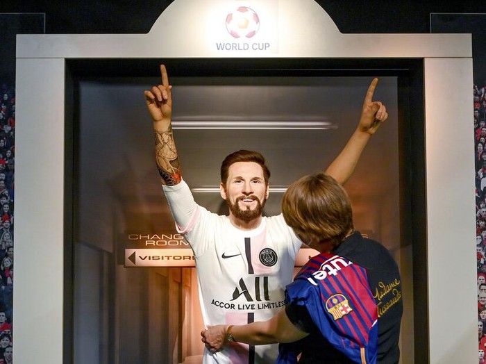 Bergabungnya Lionel Messi ke PSG menjadi perhatian dunia. Patung lilin Messi di Jerman pun berganti baju dari jersey Barcelona ke jersey PSG.