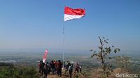 Sambut HUT RI, Bendera Merah Putih Berkibar di Atas Bukit Patiayam
