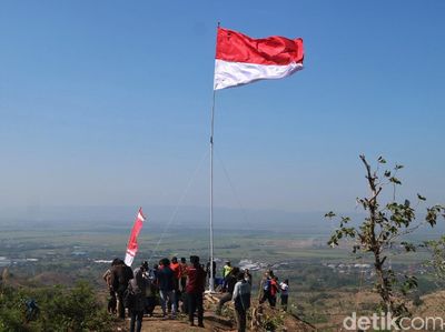 Sambut HUT RI, Bendera Merah Putih Berkibar di Atas Bukit Patiayam