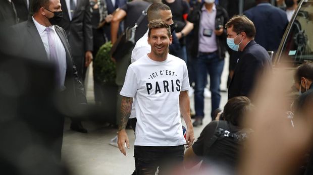 SOCCER-MESSI/ Soccer Football - Lionel Messi arrives in Paris to join Paris St Germain - Paris, France - August 10, 2021 Lionel Messi arrives at the Royal Monceau Hotel REUTERS/Sarah Meyssonnier