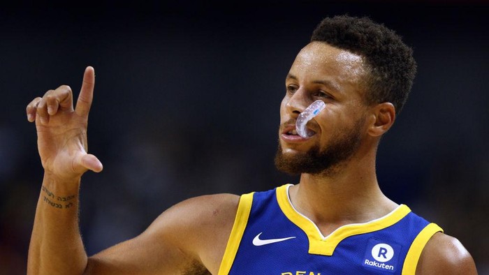 SHANGHAI, CHINA - OCTOBER 08:  Stephen Curry #30 of the Golden State Warriors  reacts during the game between the Minnesota Timberwolves and the Golden State Warriors as part of 2017 NBA Global Games China at Mercedes-Benz Arena on October 8, 2017 in Shanghai, China.  (Photo by Zhong Zhi/Getty Images)