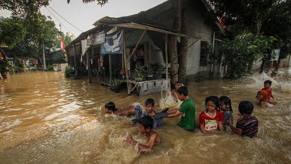 Sungai Cimanceuri Meluap, Kabupaten Tangerang Terendam