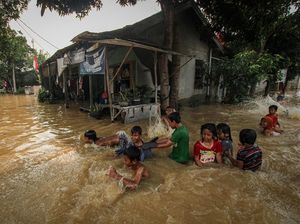Sungai Cimanceuri Meluap, Kabupaten Tangerang Terendam