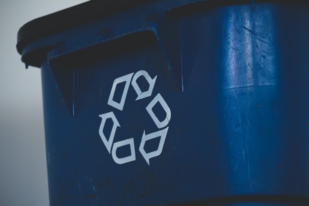 Tanda recycle pada tong sampah