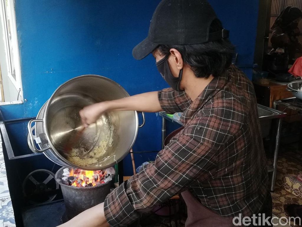 Viral Nasi Goreng Rp 1.000 di Solo, Sengaja Dijual Murah Saat Pandemi Viral Nasi Goreng Rp 1.000 di Solo, Sengaja Dijual Murah Saat Pandemi