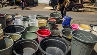 Kekeringan Melanda, Warga Garut Antre Air Bersih