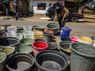 Kekeringan Melanda, Warga Garut Antre Air Bersih