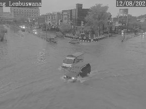 Diguyur Hujan Lebat Sejak Subuh, Kota Samarinda Terendam Banjir Diguyur Hujan Lebat Sejak Subuh, Kota Samarinda Terendam Banjir