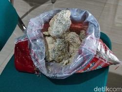 Protes Warga Sidoarjo Terima Bansos Beras Menggumpal, Menguning, dan Apak