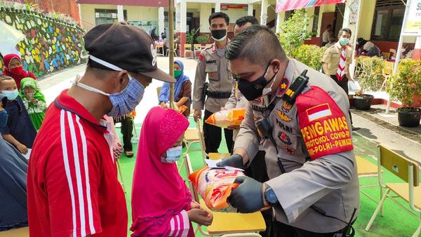 Berbagi dengan Anak Yatim di Tengah Pandemi