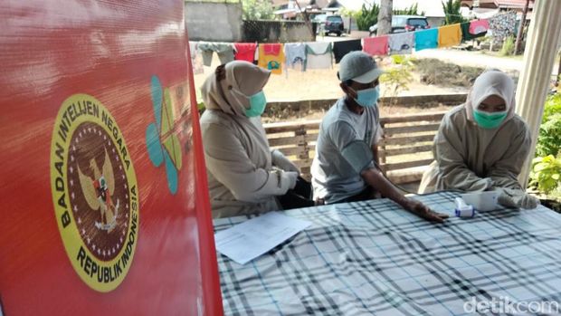 BIN menggelar program vaksinasi COVID-19 di Kabupaten Padang Pariaman, Sumbar. Sebanyak 1.492 orang terdiri dari siswa dan warga disuntik vaksin COVID-19. (Jeka Kampai/detikcom)