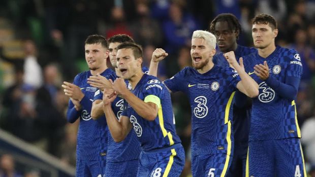 Chelsea players react during the penalty shootout during the UEFA Super Cup soccer match between Chelsea and Villarreal at Windsor Park in Belfast, Northern Ireland, Wednesday, Aug. 11, 2021. (AP Photo/Peter Morrison)