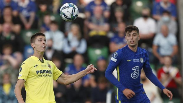 Villarreal's Juan Foyth, left, follows the ball next to Chelsea's Kai Havertz during the UEFA Super Cup soccer match between Chelsea and Villarreal at Windsor Park in Belfast, Northern Ireland, Wednesday, Aug. 11, 2021. (AP Photo/Peter Morrison)