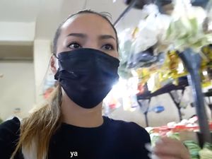 Pengalaman Bule Cantik Belanja di Pasar Karbela, Beli Kangkung dan Pepaya!