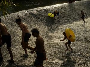 Cara Asik Warga Spanyol Mendinginkan Diri dari Cuaca Panas