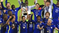 Azpilicueta mengangkat trofi Piala Super Eropa. AP Photo/Peter Morrison.