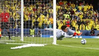Chelsea keluar sebagai pemenang dengan skor 6-5 dalam adu penalti. Kiper pengganti, Kepa Arrizabalaga, jadi pahlawan kemenangan The Blues dengan menggagalkan dua penalti Villarreal. AP Photo/Peter Morrison.