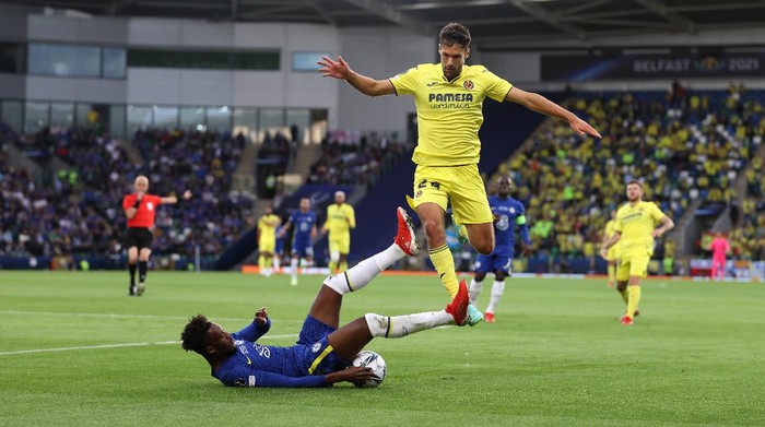 BELFAST, NORTHERN IRELAND - AUGUST 11: Callum Hudson-Odoi of Chelsea battles for possession with Alfonso Pedraza of Villarreal during the UEFA Super Cup 2021 match between Chelsea FC and Villarreal CF at the National Football Stadium at Windsor Park on August 11, 2021 in Belfast, Northern Ireland. (Photo by Catherine Ivill/Getty Images)