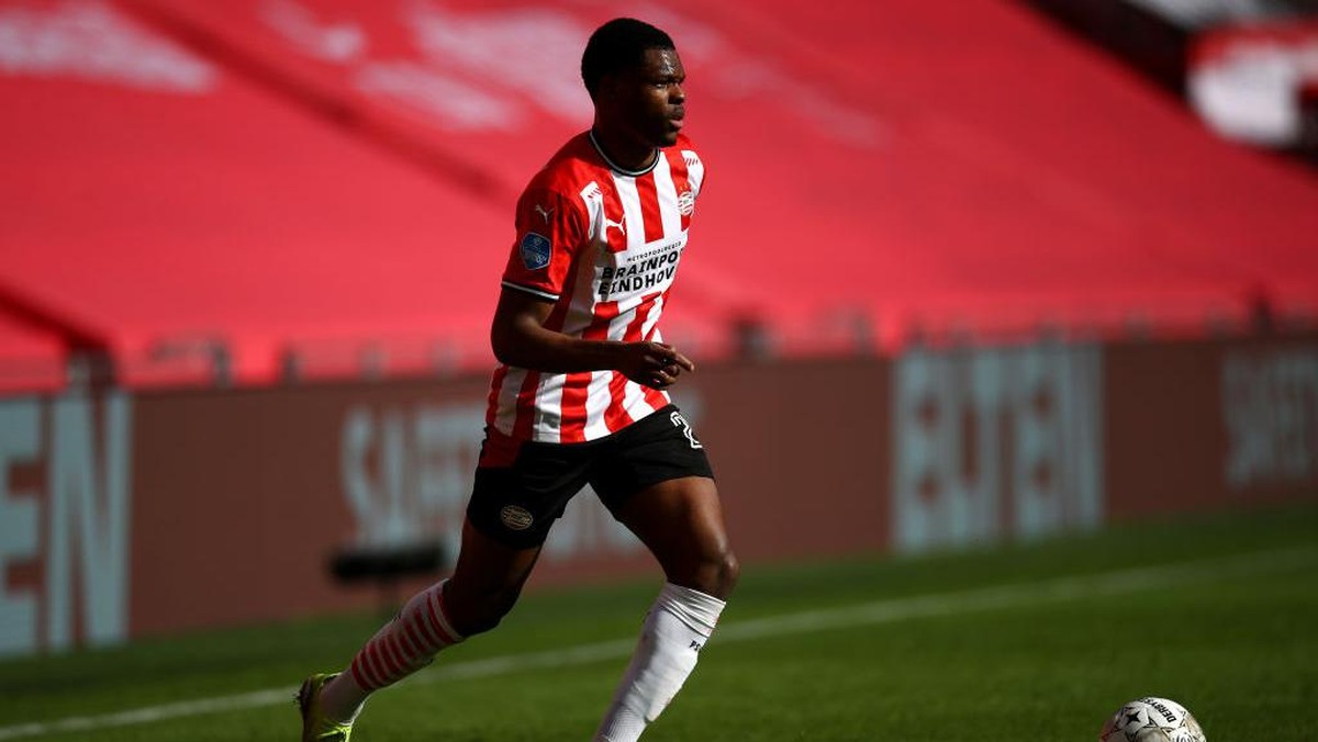 Denzel Dumfries selangkah menuju Inter Milan (Getty Images/Dean Mouhtaropoulos)