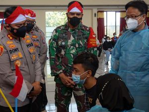 Divaksin, Ratusan Mahasiswa di Mojokerto Juga Digadang-gadang Jadi Vaksinator Divaksin, Ratusan Mahasiswa di Mojokerto Juga Digadang-gadang Jadi Vaksinator