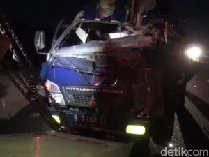 Elf Tabrak Truk di Tol Cipularang, 1 Orang Tewas Elf Tabrak Truk di Tol Cipularang, 1 Orang Tewas