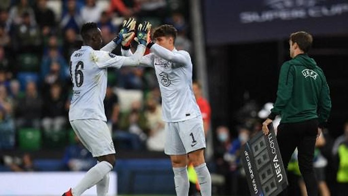 Chelseas Spanish goalkeeper Kepa Arrizabalaga (R) replaces Chelseas French-born Senegalese goalkeeper Edouard Mendy (L) in the final period of extra-time during the UEFA Super Cup football match between Chelsea and Villarreal at Windsor Park in Belfast on August 11, 2021. (Photo by Paul ELLIS / AFP)