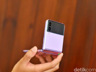 Menggenggam Galaxy Z Flip 3, HP Layar Lipat Kece Harga Rp 15 Juta