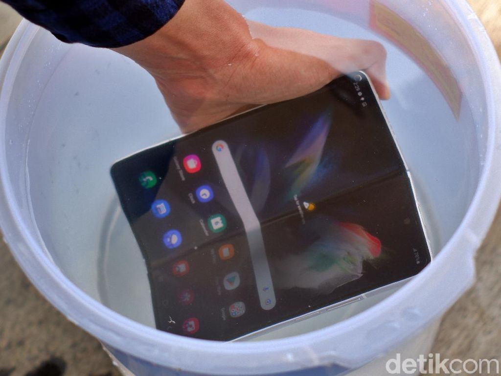 Menggenggam Mewahnya Samsung Galaxy Z Fold3 5G!