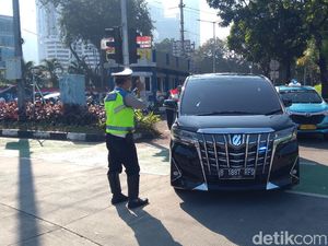 Ganjil-Genap di Jalan Sudirman, Mobil Pelat RFS Ganjil Tetap Diputar Balik