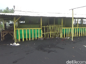 Gelombang Tinggi Terjang 10 Warung di Pantai Selatan Lumajang Gelombang Tinggi Terjang 10 Warung di Pantai Selatan Lumajang