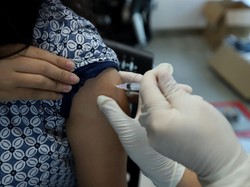 Video Peserta Vaksinasi Pingsan Gegara Takut Jarum Suntik-Kurang Tidur