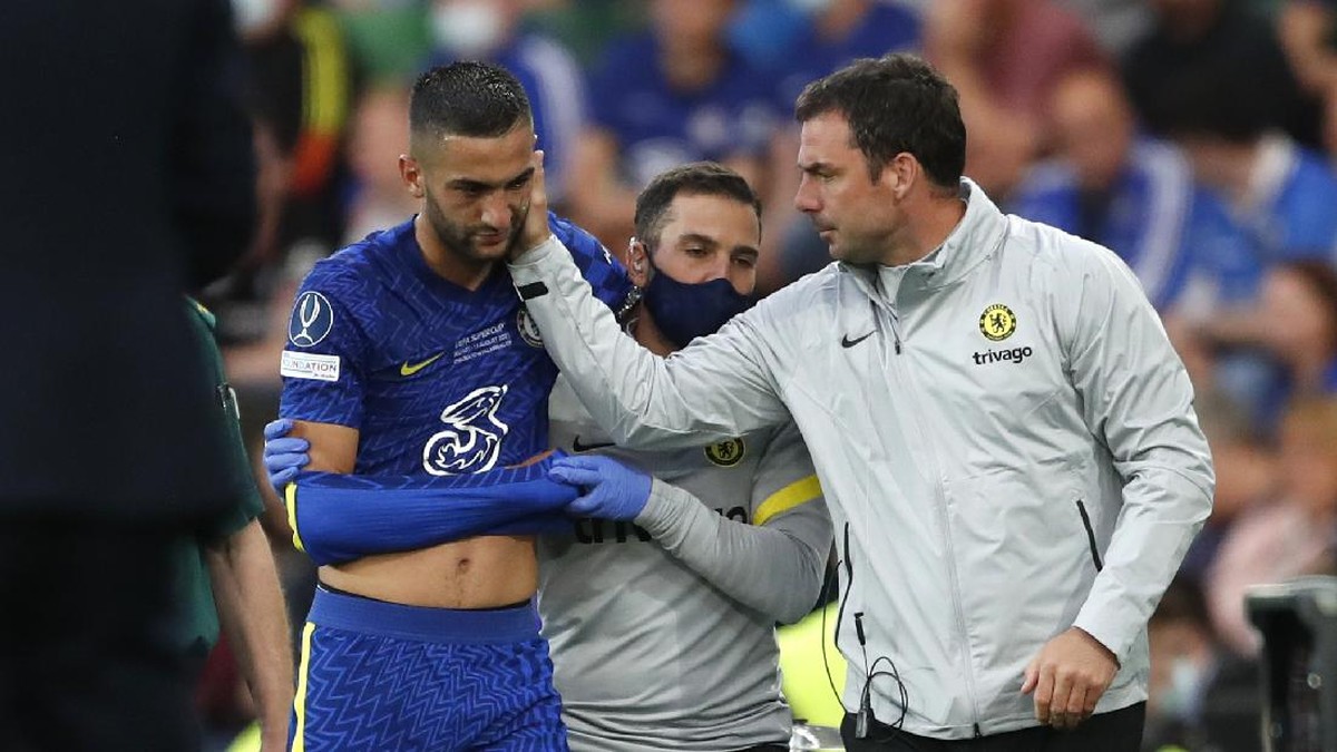 Hakim Ziyech mengalami cedera serius saat melawan Villarreal. (Foto: AP/Peter Morrison)