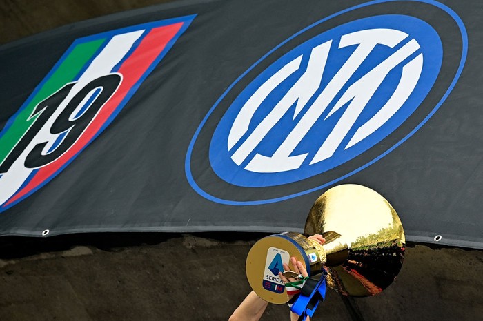MILAN, ITALY - MAY 23: Players of FC Internazionale celebrate their title win towards the fans who have gathered outside the ground after the Serie A match between FC Internazionale Milano and Udinese Calcio at Stadio Giuseppe Meazza on May 23, 2021 in Milan, Italy. Sporting stadiums around Italy remain under strict restrictions due to the Coronavirus Pandemic as Government social distancing laws prohibit fans inside venues resulting in games being played behind closed doors (Photo by Mattia Ozbot/Getty Images)