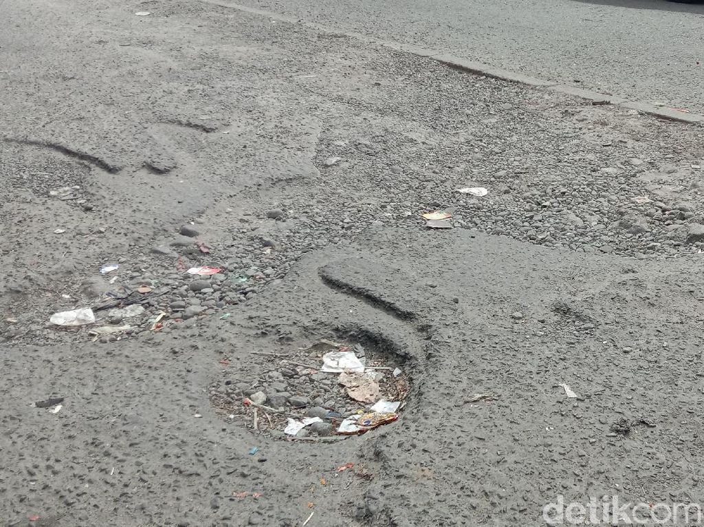 Jalan Rusak Tak Diperbaiki, Warga di Subang Blokir Jalan!