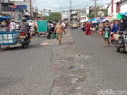 Dear Bang Bobby, Warga Minta Jalan Depan Pasar Sukaramai Medan Diperbaiki