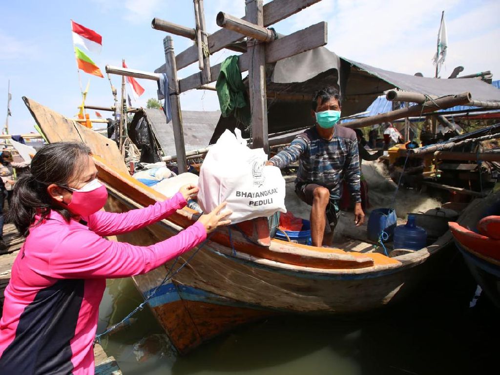 Ketum Bhayangkari Bagi Ribuan Paket Bansos ke Nelayan di Jakut