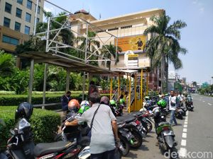 Tak Jauh dari Halte Atletik, Halte Metro Senayan Juga Dipenuhi Ojol