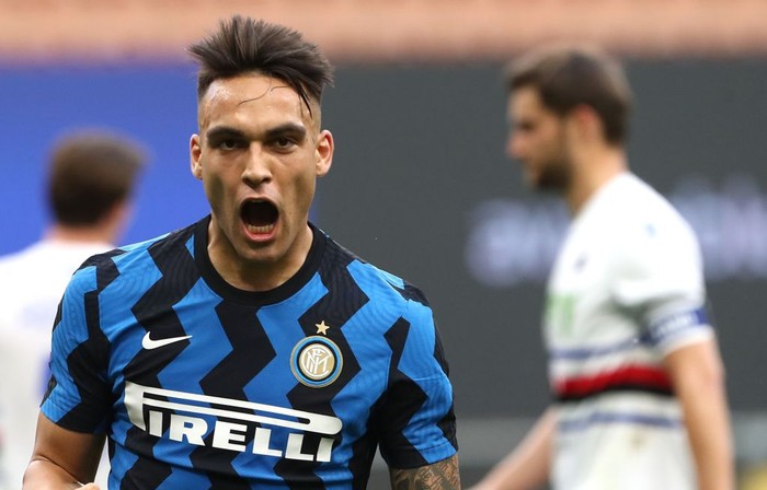 MILAN, ITALY - MAY 08: Lautaro Martinez of FC Internazionale celebrates his goal during the Serie A match between FC Internazionale  and UC Sampdoria at Stadio Giuseppe Meazza on May 08, 2021 in Milan, Italy. Sporting stadiums around Italy remain under strict restrictions due to the Coronavirus Pandemic as Government social distancing laws prohibit fans inside venues resulting in games being played behind closed doors. (Photo by Marco Luzzani/Getty Images)