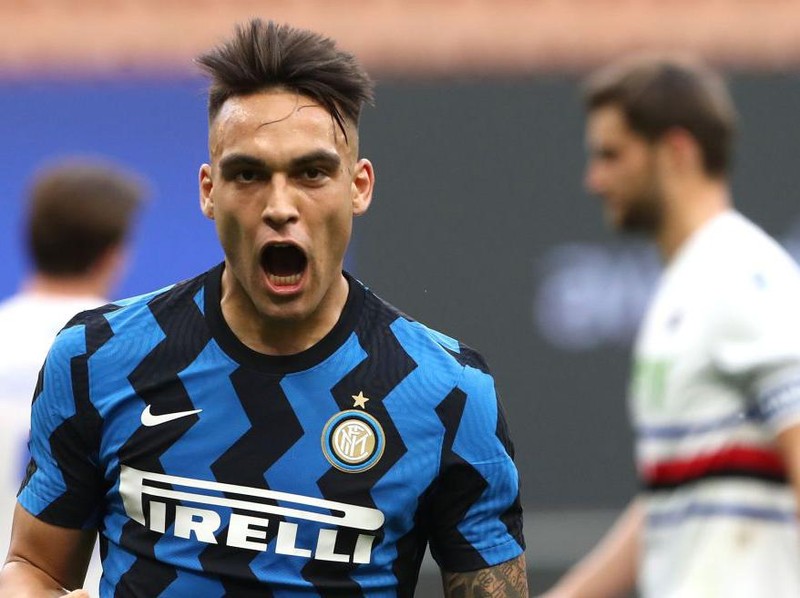 MILAN, ITALY - MAY 08: Lautaro Martinez of FC Internazionale celebrates his goal during the Serie A match between FC Internazionale  and UC Sampdoria at Stadio Giuseppe Meazza on May 08, 2021 in Milan, Italy. Sporting stadiums around Italy remain under strict restrictions due to the Coronavirus Pandemic as Government social distancing laws prohibit fans inside venues resulting in games being played behind closed doors. (Photo by Marco Luzzani/Getty Images)