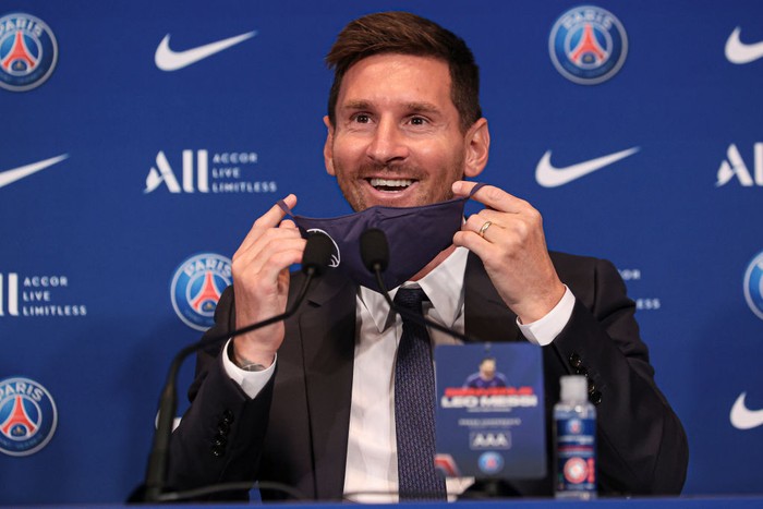 PARIS, FRANCE - AUGUST 11: Lionel Messi answers journalists during the press conference of Paris Saint-Germain at Parc des Princes on August 11, 2021 in Paris, France. (Photo by Sebastien Muylaert/Getty Images)