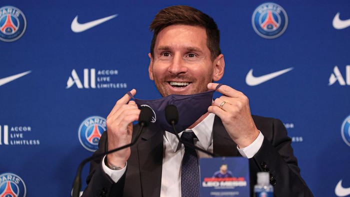 PARIS, FRANCE - AUGUST 11: Lionel Messi answers journalists during the press conference of Paris Saint-Germain at Parc des Princes on August 11, 2021 in Paris, France. (Photo by Sebastien Muylaert/Getty Images)