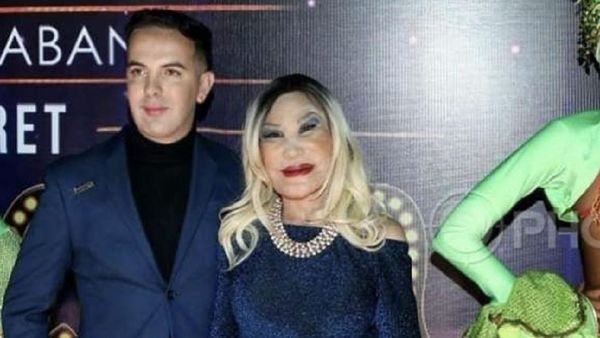 8 Foto Wanita Hamil di Usia 68 dari Pria Berondong, Wajahnya Jadi Sorotan