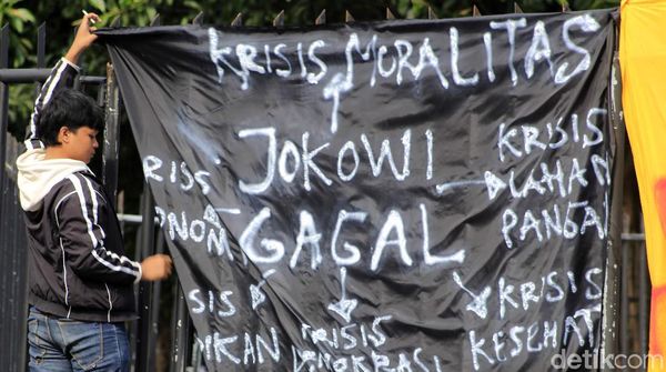 Mahasiswa Bandung Pasang Spanduk Jokowi Gagal