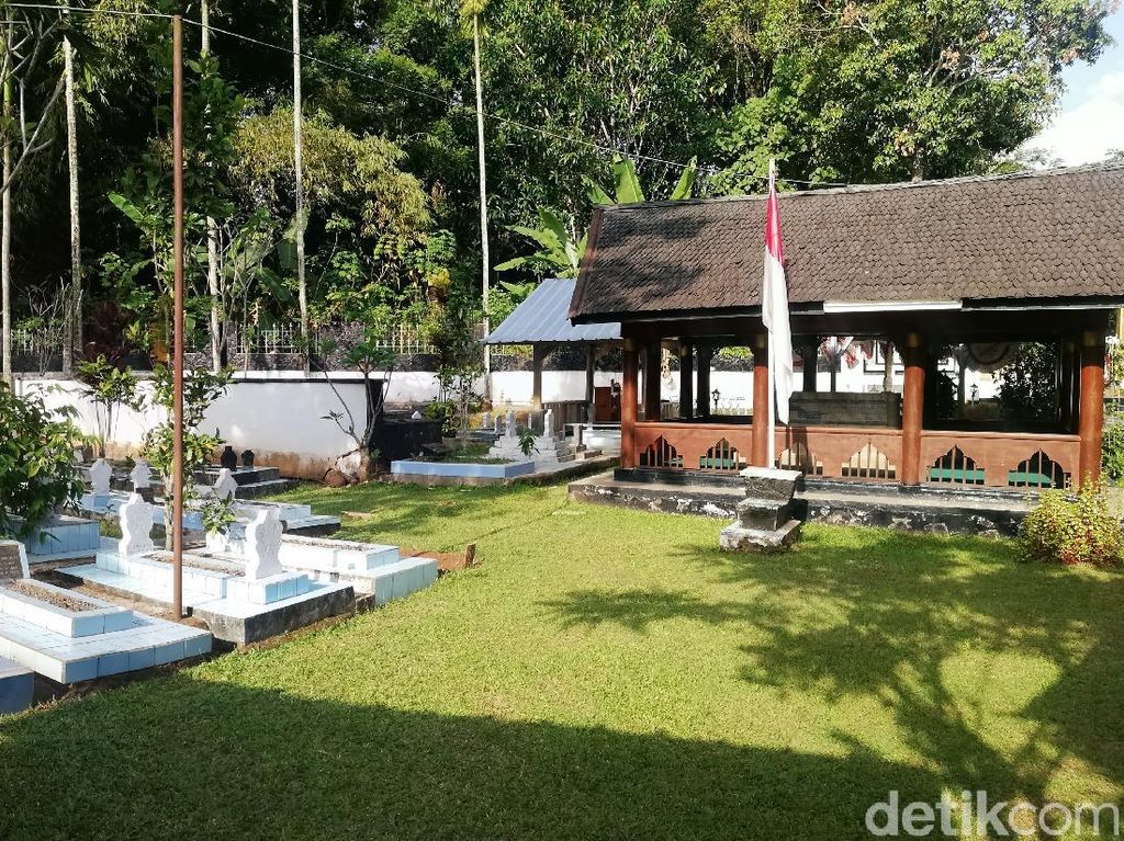 Menengok Makam Pahlawan Nasional Aceh Cut Nyak Dien Menengok Makam Pahlawan Nasional Aceh Cut Nyak Dien