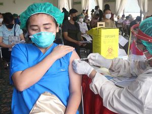 Nakes di Tengerang Terima Vaksinasi COVID-19 Dosis Ketiga Nakes di Tengerang Terima Vaksinasi COVID-19 Dosis Ketiga